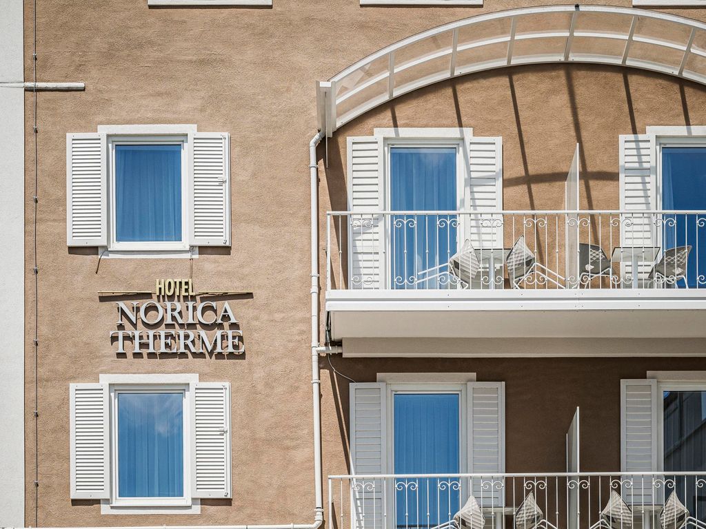 Hotel  Norica mit Bademantel direkt in die Therme