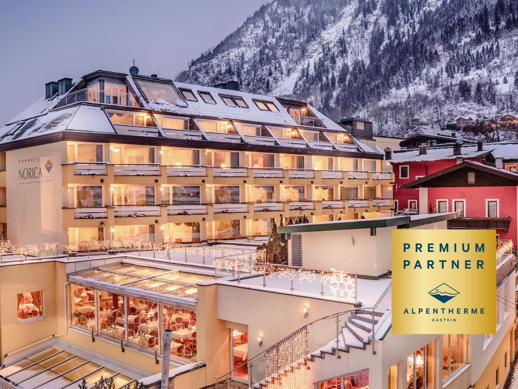 Hotel  Norica mit Bademantel direkt in die Therme