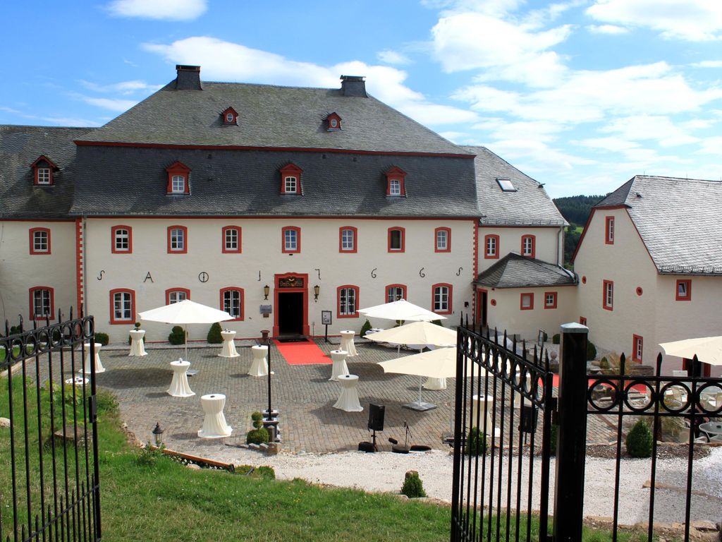 Burghaus und Villa Kronenburg