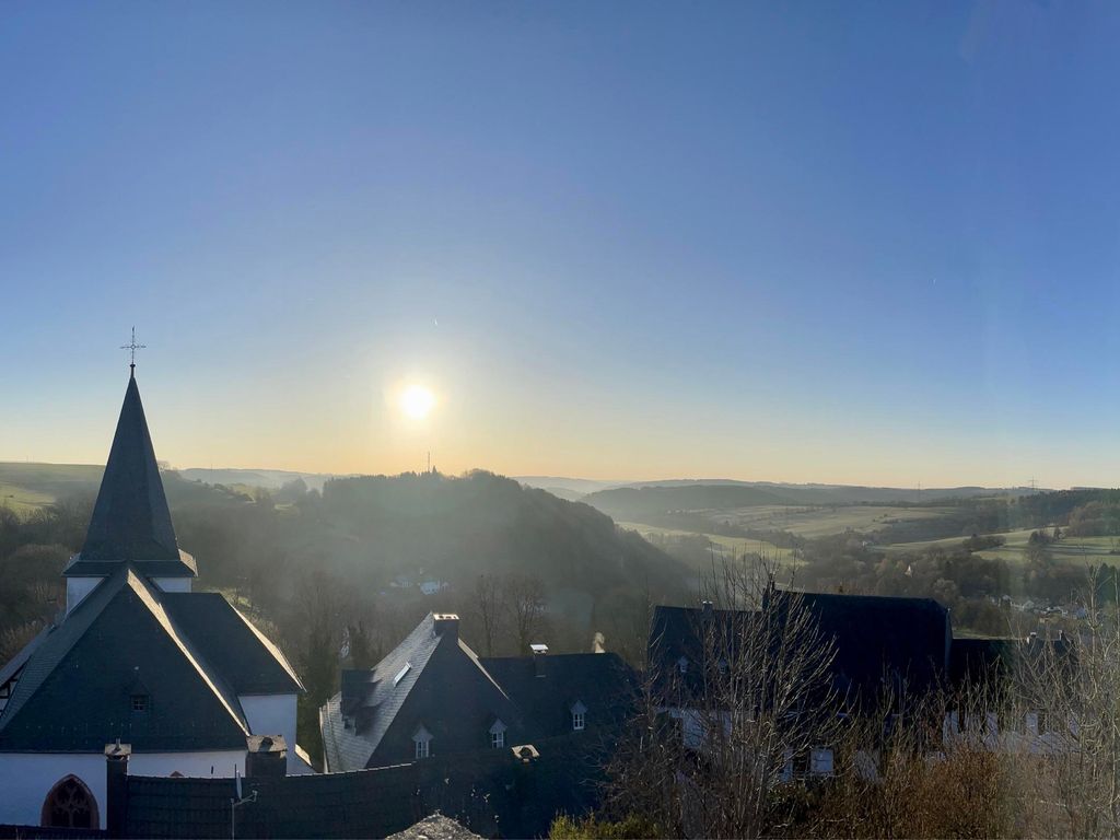 Burghaus und Villa Kronenburg