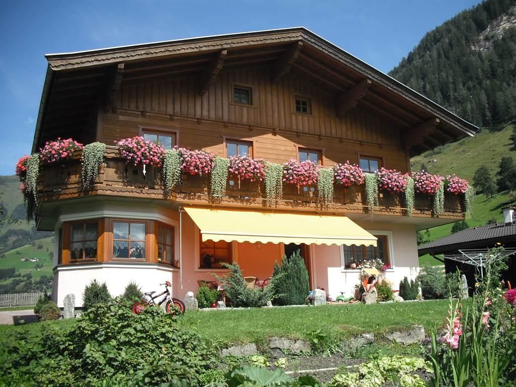 Manuela, Haus
