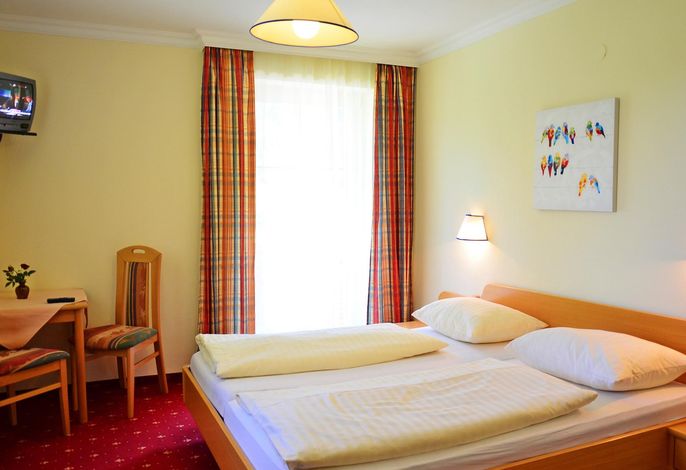 Dreibettzimmer mit Dusche, WC (2-3 Pers)