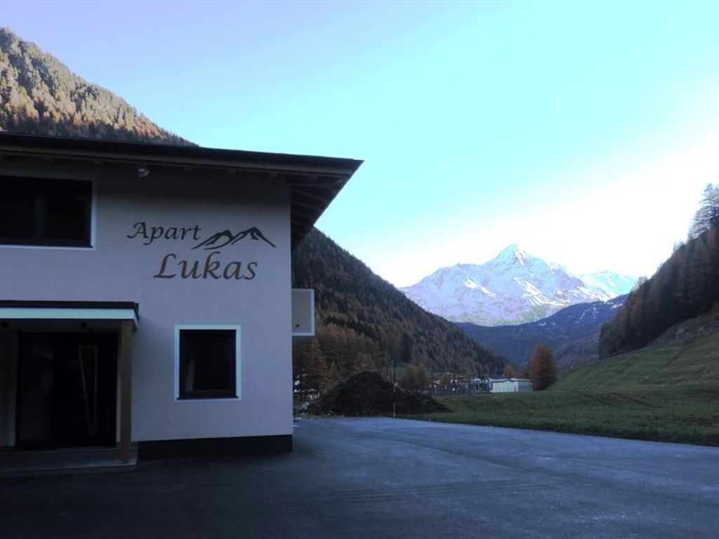 Apart Lukas