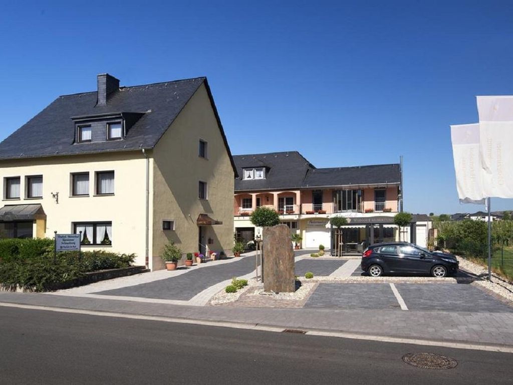 Weingut-Gästehaus "Hubertushof"