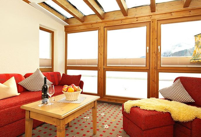 Landhotelzimmer mit Wintergarten und Bergblick