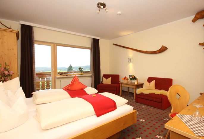 Landhotelzimmer mit Balkon und Bergblick