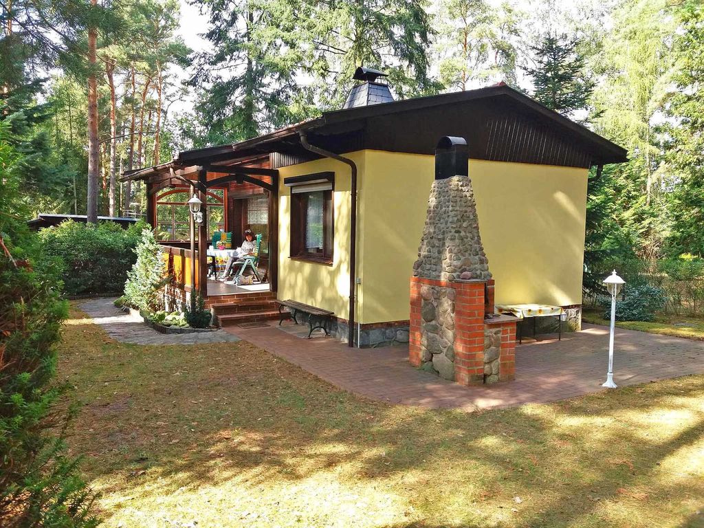 Rückseite mit Außenkamin