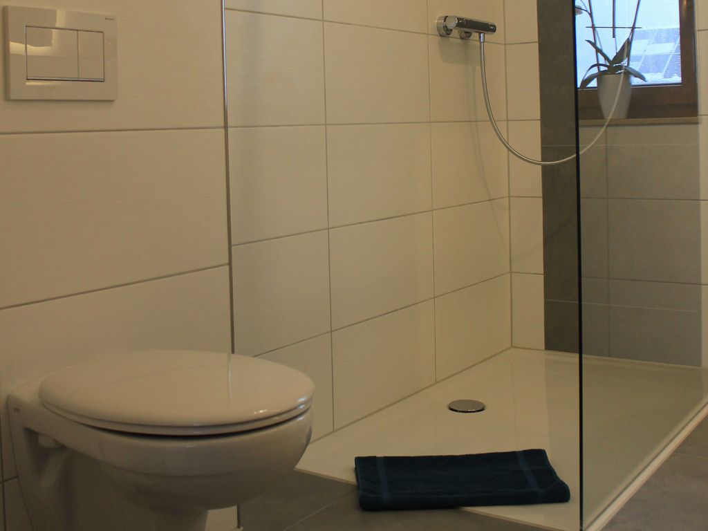 Badezimmer mit begehbarer Dusche