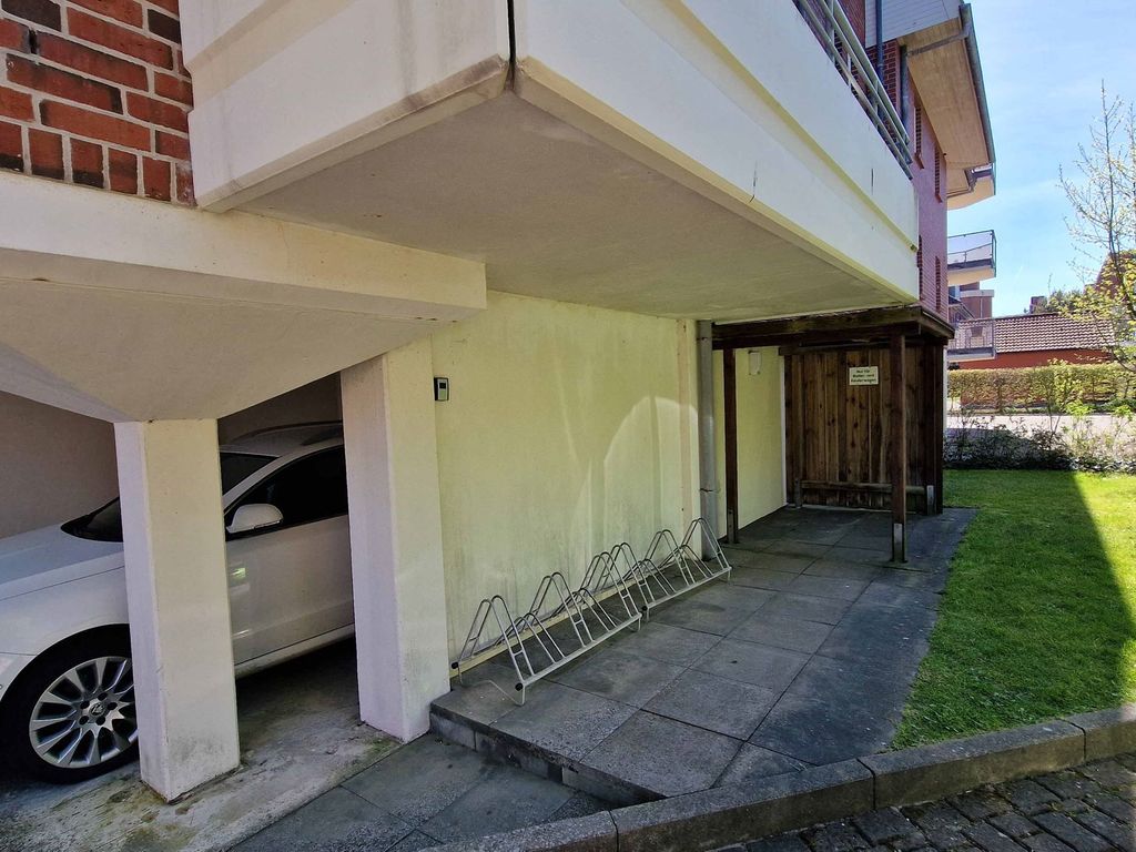 Fahrradständer unter dem Balkon und Abstellmöglichkeiten für Bollerwagen usw.