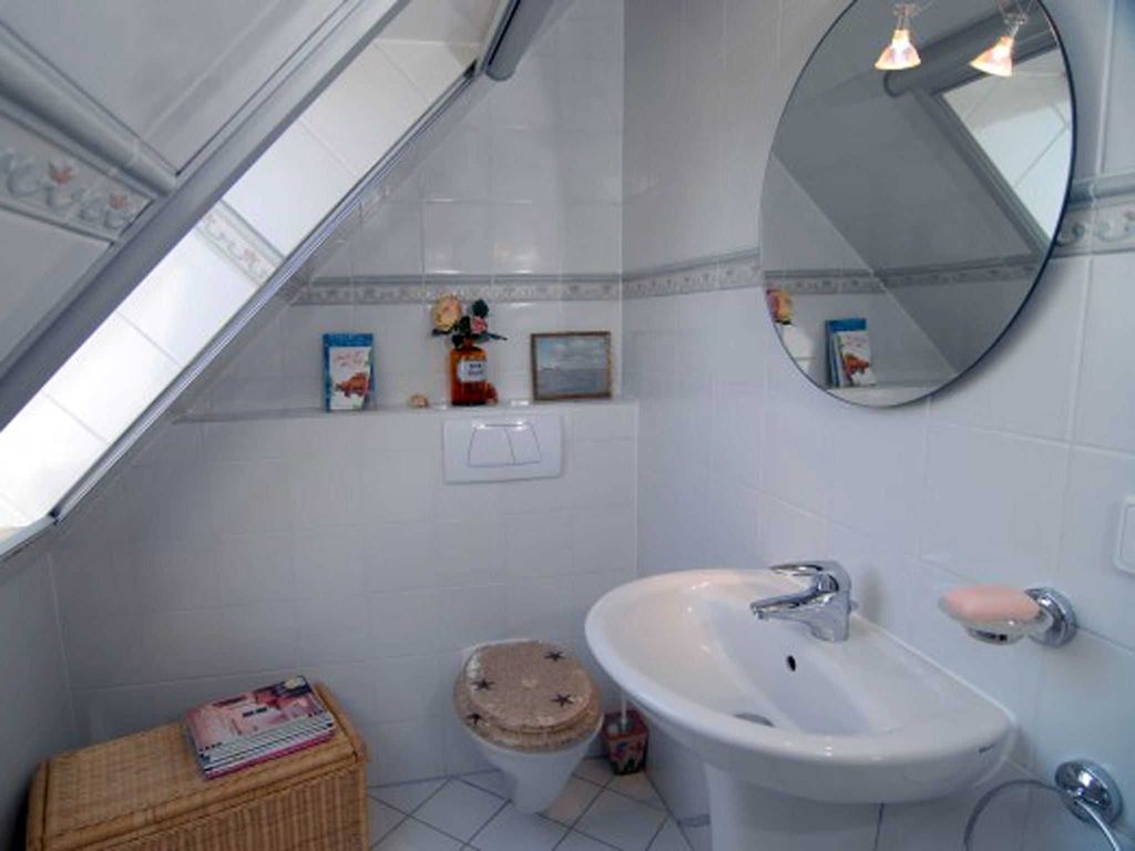 Bad mit WC und Handwaschbecken im Dachgeschoß