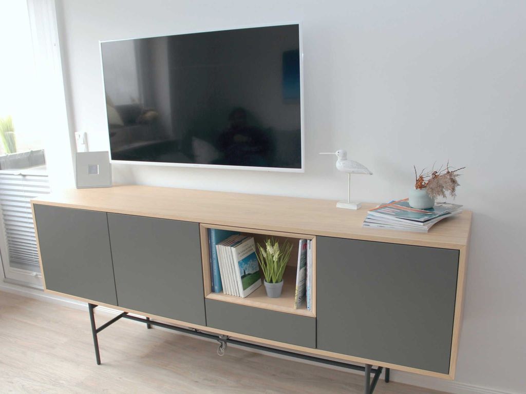 Anrichte mit TV im Wohnzimmer