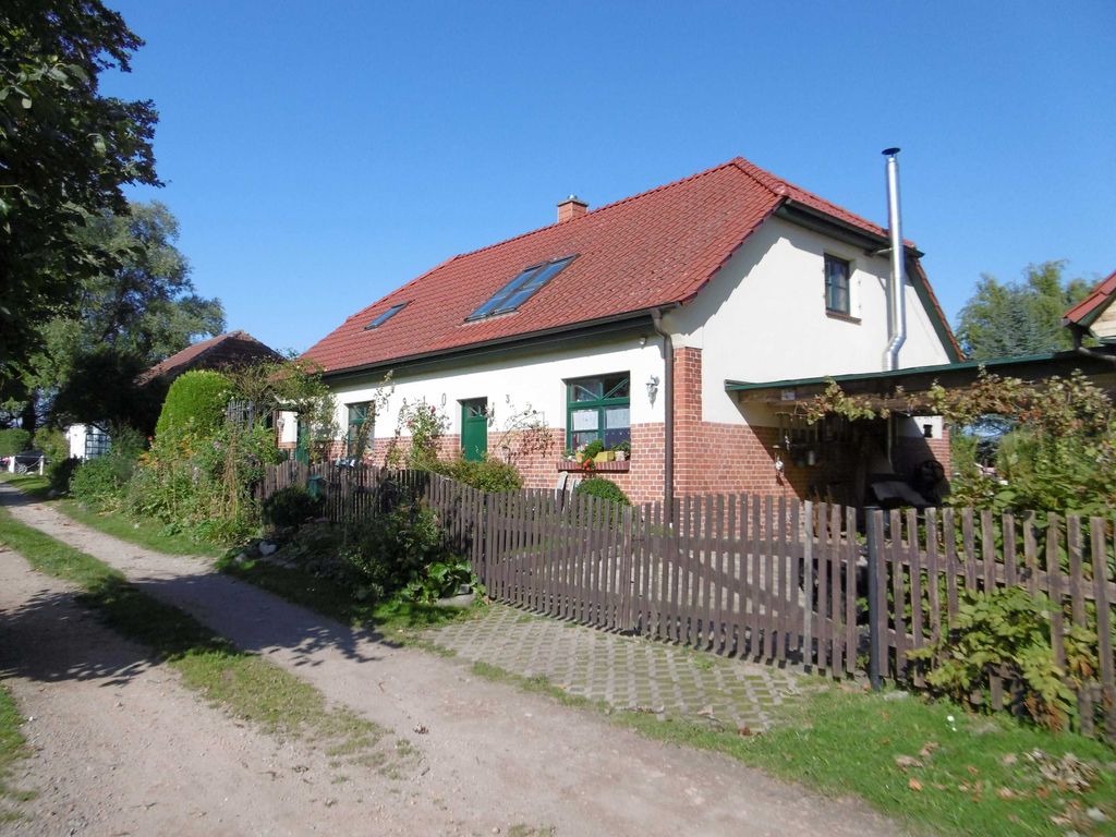 Haus des Vermieters mit der Ferienwohnung auf der linken Seite.
