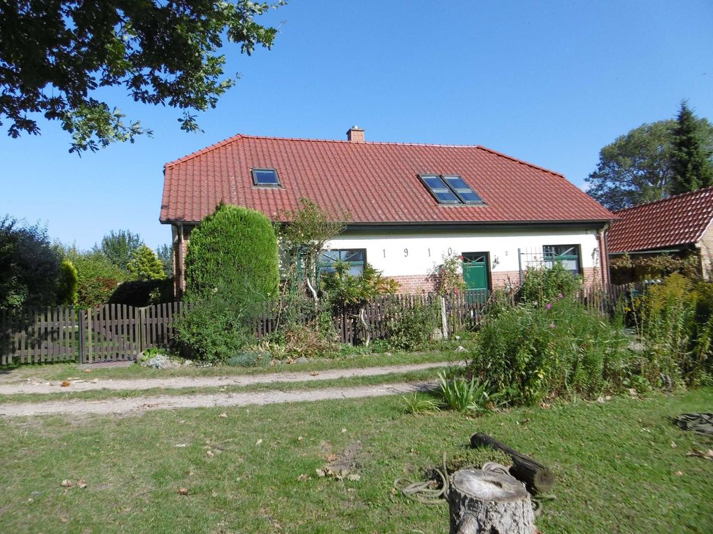 Haus des Vermieters mit der Ferienwohnung auf der linken Seite.