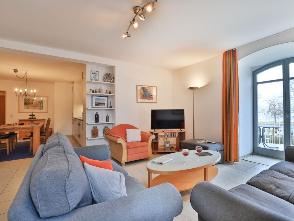 Villa Seegarten Whg. Seg05 - Blick auf den Wohnbereich und den TV