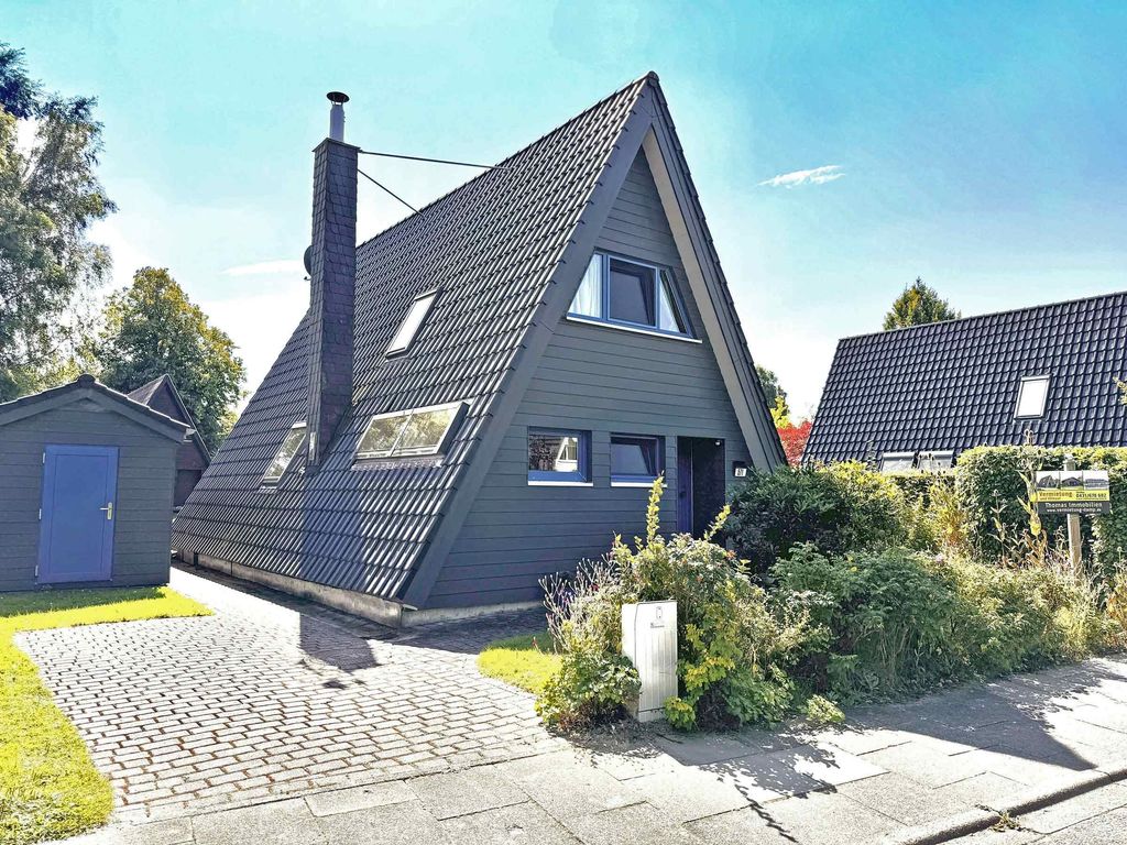 Zeltdachhaus mit Parkplatz