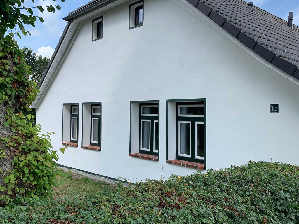 Außenansicht mit Vorgarten