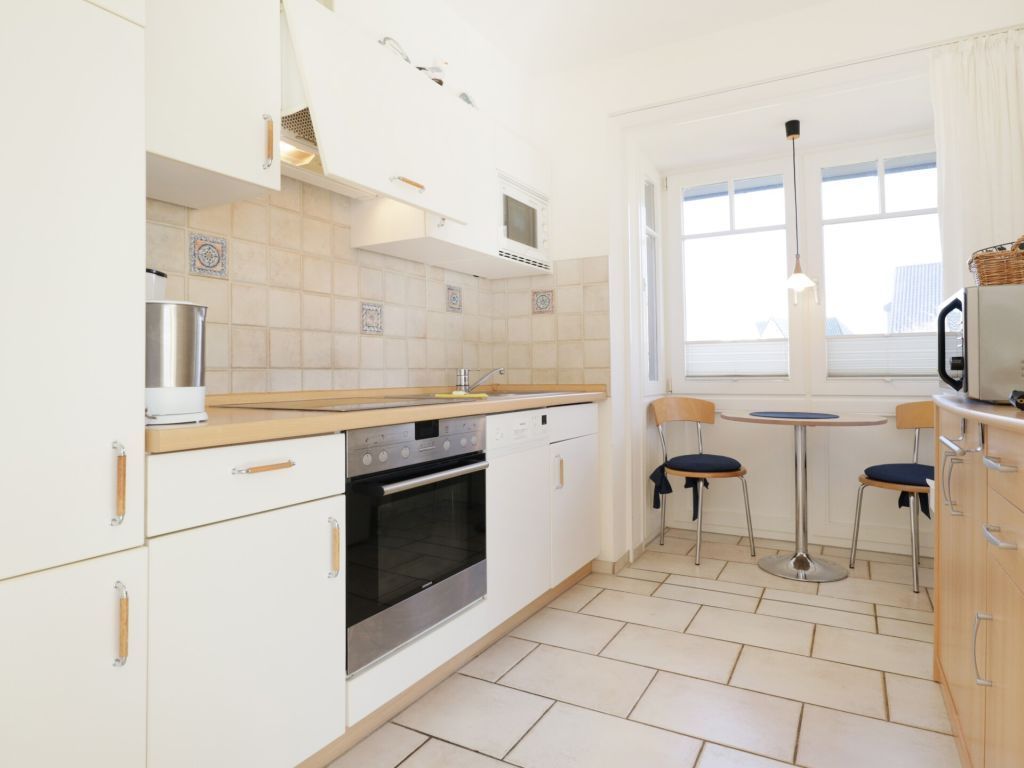 Endhaus Seemöwe - Blick in die offene Küche mit Sitzgelegenheit