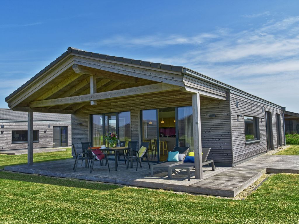 Außenansicht mit überdachter Terrasse und Sonnenterrasse