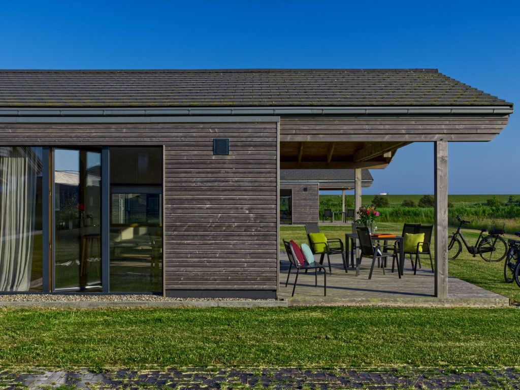 Seitliche Ansicht mit überdachter Terrasse