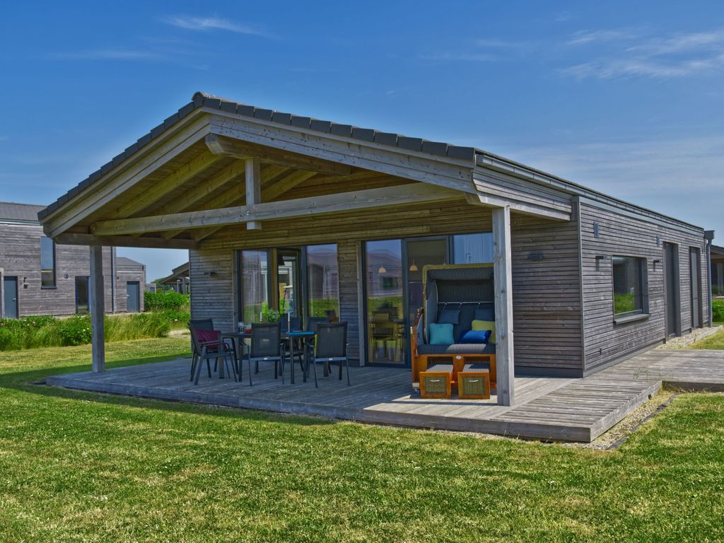 Außenansicht mit überdachter Terrasse und Sonnenterrasse