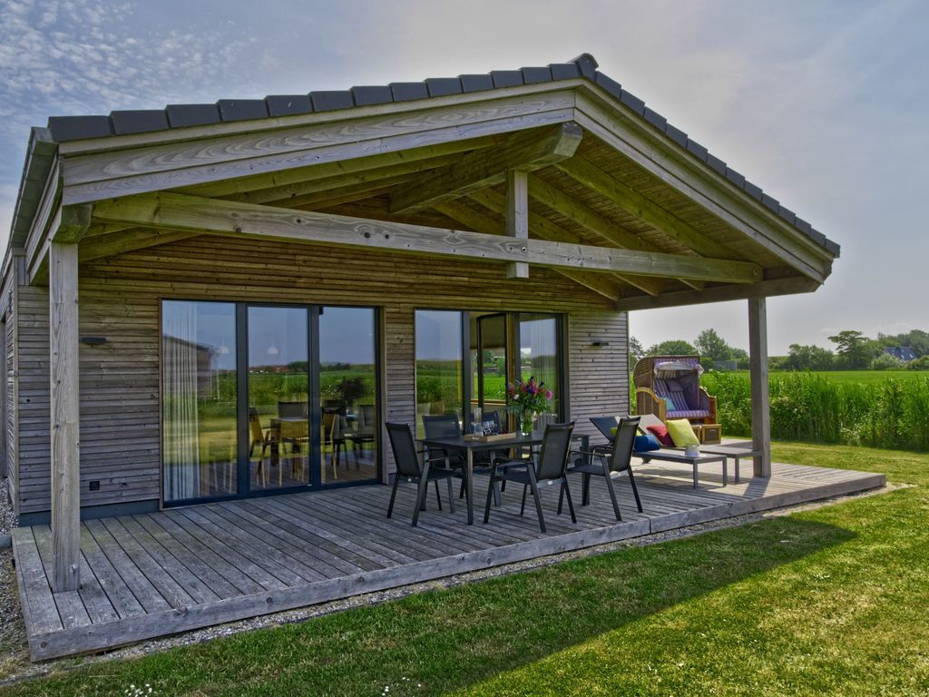 Außenansicht mit überdachter Terrasse und Strandkorb auf Sonnenterrasse