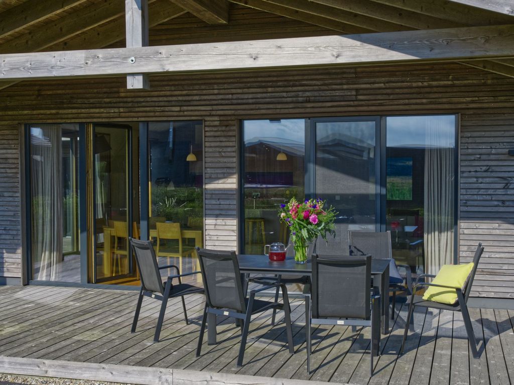 Überdachte Terrasse mit Gartenmöbeln