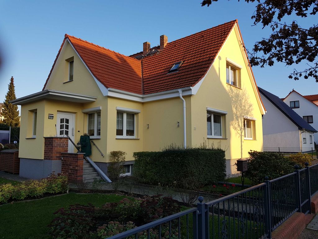 angrenzendes Wohnhaus des Vermieters mit 2 Ferienwohnungen