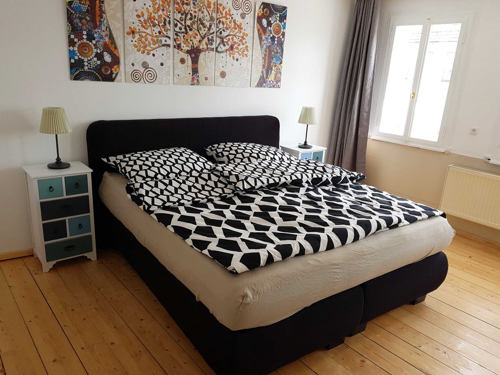 Eines von 4 Schlafzimmern mit Boxspringbett