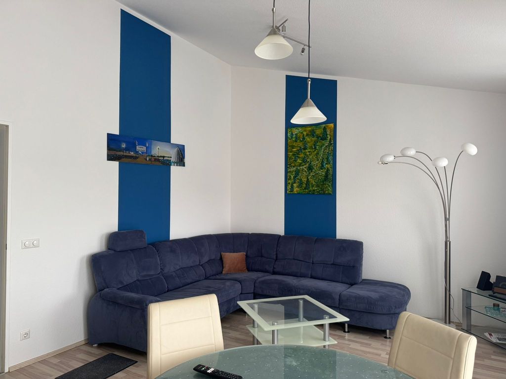Wohnzimmer mit Couch und Schlaffunktion