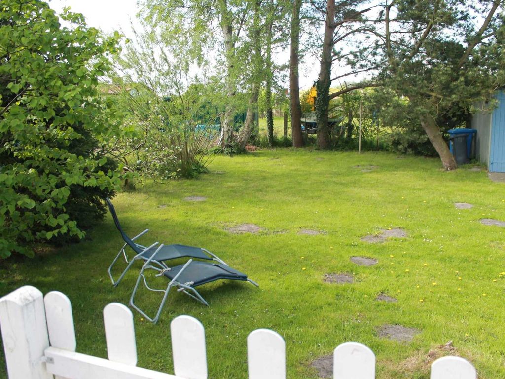 Der Garten gehört zum Ferienhaus und ist umzäunt