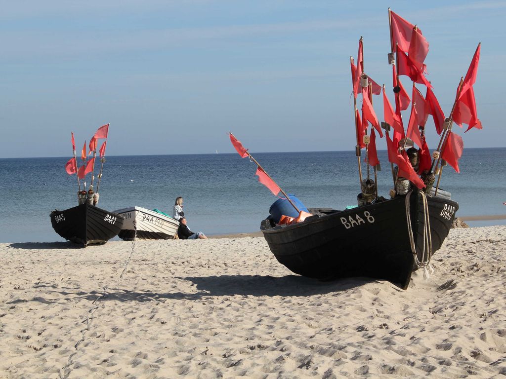 feinsandiger Strand mit Fischerbooten