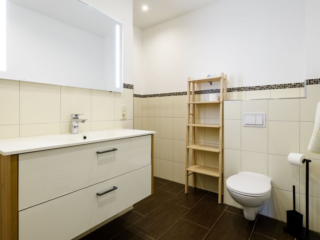 Das Bad mit Dusche und WC