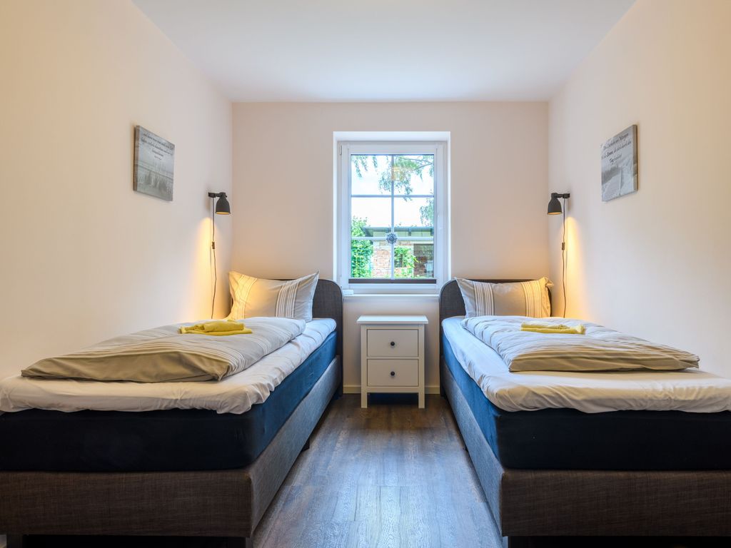 Das 2. und 3. Schlafzimmer mit 2 Einzelbetten und Flachbild-TV