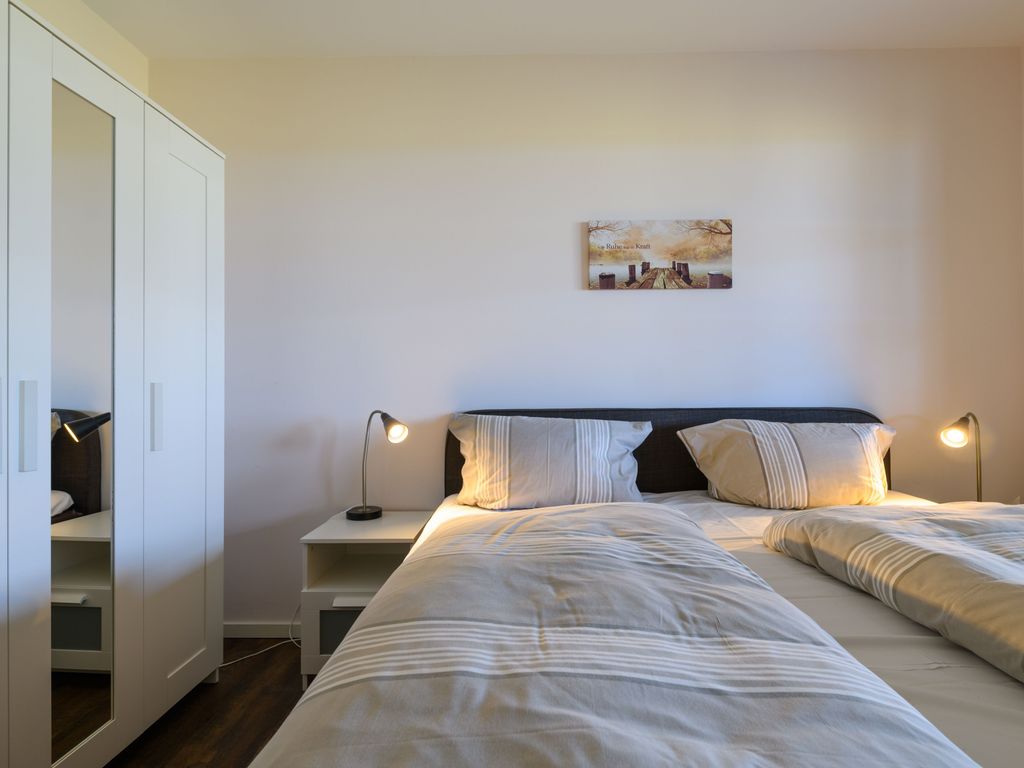 Das 1. Schlafzimmer mit Doppelbett und Kleiderschrank