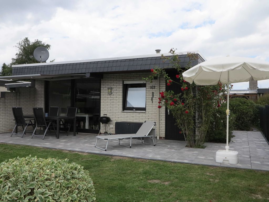 Direkt vor dem Deich gelegen, erwartet Sie ein moderner Bungalow für den perfekten Nordseeurlaub.