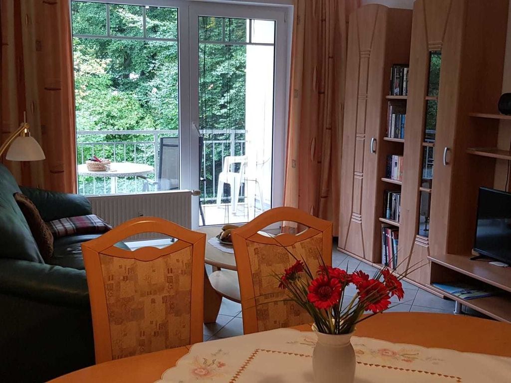 Wohnbereich mit Blick zum Balkon