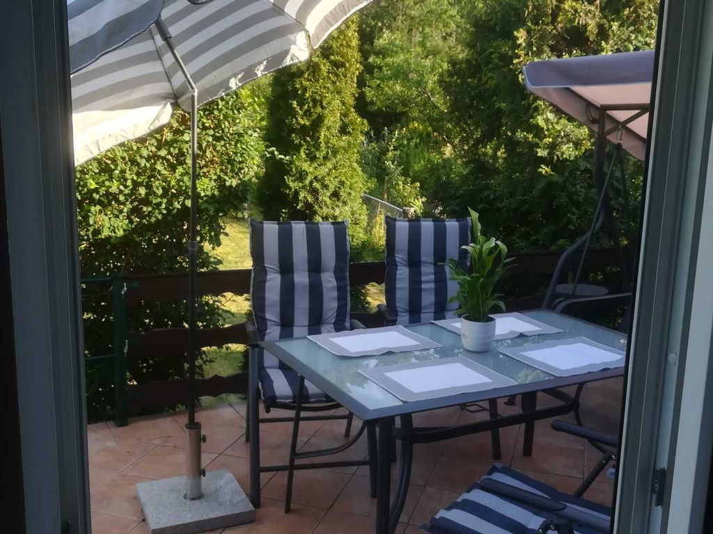 Blick aus dem Wohnzimmer zur Terrasse