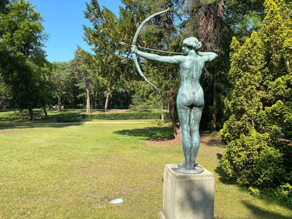 Residenz Bleichröder: Die Diana bewacht uns im Park