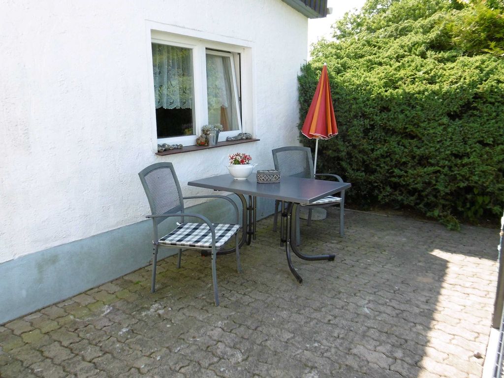 Hausansicht mit Terrasse