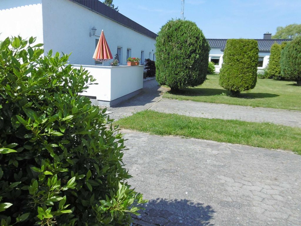 Hausansicht mit Terrasse