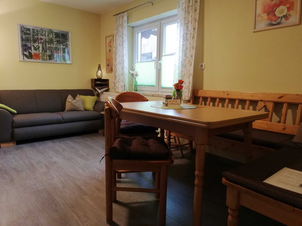 Küche mit Essecke und Couch