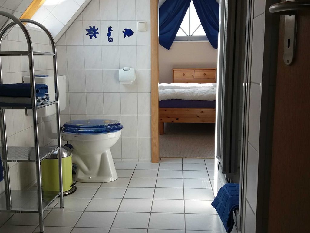 Badansicht mit Dusche und WC