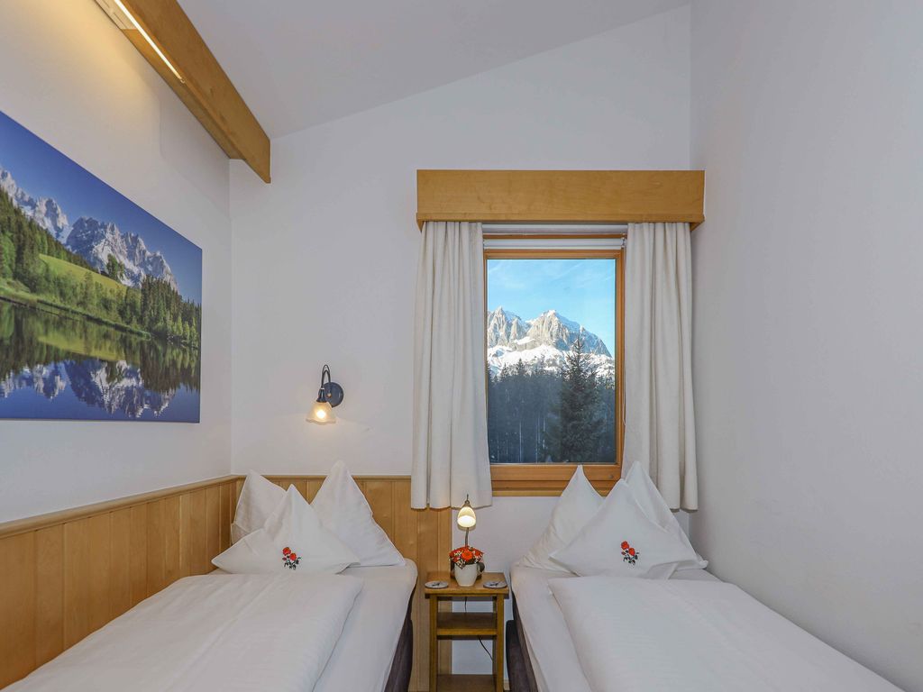 Einzelzimmer mit trennbaren Betten und Balkon - Blick auf den Wilden Kaiser