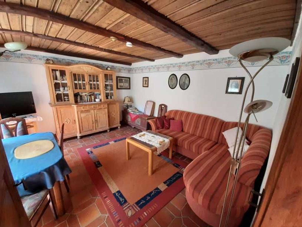 Wohnzimmer mit Schlafsofa und Flachbildschirm-TV