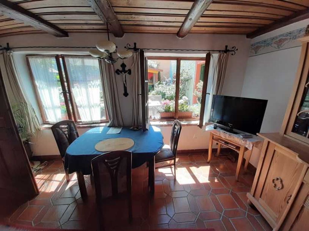Esstisch im Wohnzimmer - Blick in den Garten-Innenhof