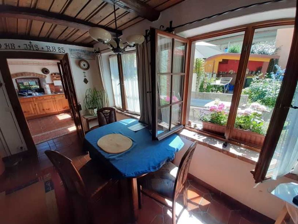 Esstisch im Wohzimmer - Blick zur Küche