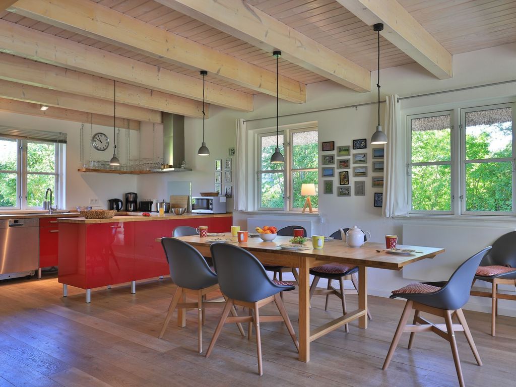 Ferienhaus Fritid - Blick auf den Essbereich und die offene Küche