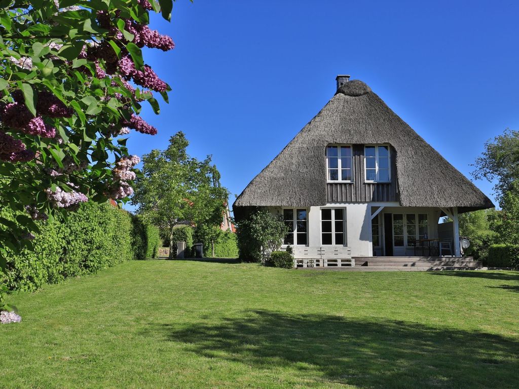 Ferienhaus Fritid - Blick auf das Fereinhaus und das große Grundstück