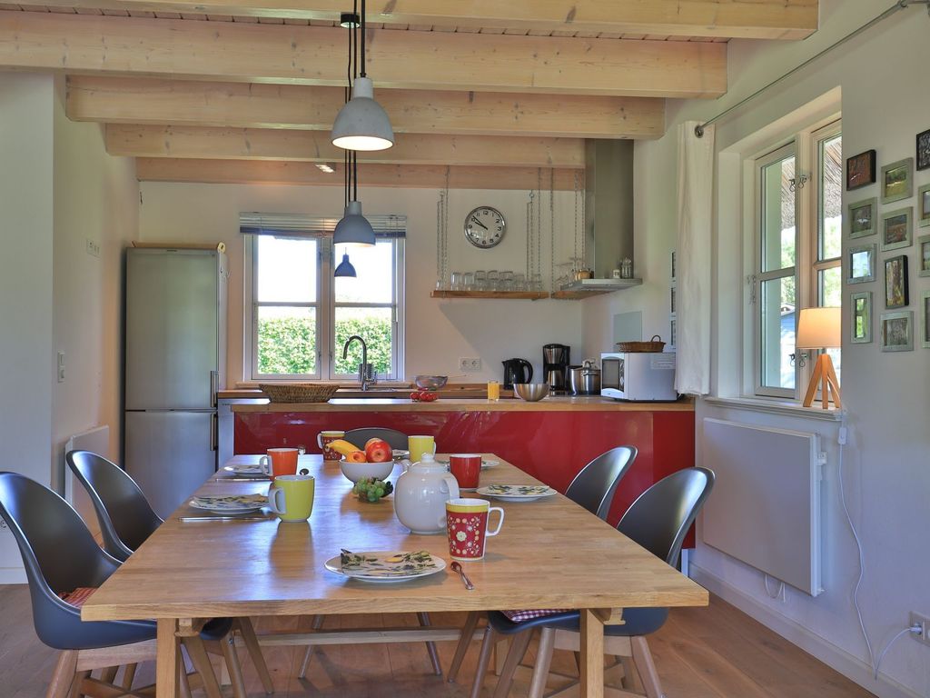Ferienhaus Fritid - Blick auf den Essbereich und die offene Küche