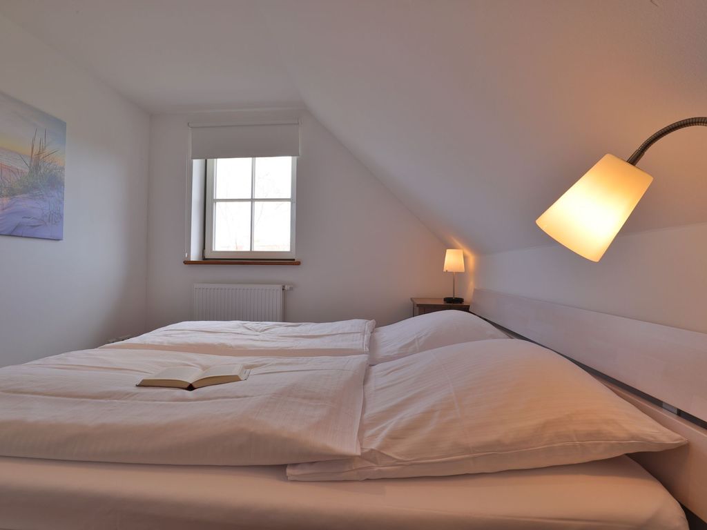 Ruhe-Insel Ferienhaus - Blick in das Schlafzimmer mit einem Doppelbett im OG